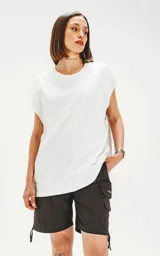Remera blanca oversize de algodón con mangas cortas y cuello redondo.