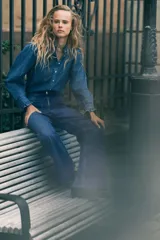 Pantalón de jean de tiro extra alto, color azul oscuro con efecto desgastado sutil. Corte de pierna amplia y recta, con puños anchos doblados. Presenta bolsillos parche cuadrados en la parte trasera y cierre expuesto en la espalda.