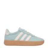 Championes Adidas Barreda de color celeste con detalles en blanco y suela color caramelo.