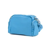 Bandolera azul de poliéster con correa ajustable, acceso con cierre, un bolsillo interno con cierre, un bolsillo externo con cierre y dos bolsillos externos abiertos.