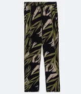 Pantalón pijama fluido de viscosa con estampado de hojas en tonos verde y gris sobre fondo negro. Tiene cintura media con ajuste de cordón con punteras metálicas, bolsillos laterales y pinzas frontales.
