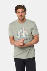 Remera de manga corta color beige jaspeado con cuello redondo. Presenta un estampado frontal de veleros en tonos azules y rosados, con el texto "LEGKY ORIGINAL BRAND SAILING" debajo.