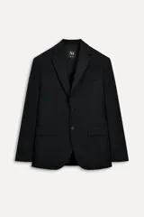 Blazer negro de lana con cuello solapa de muesca, manga larga con hombreras y botones, bolsillos delanteros con solapa y bolsillo de vivo en el pecho.