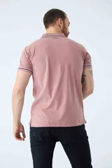 Remera cuello polo blanca de piqué, corte regular, manga corta, logo estampado y terminaciones a contratono en cuello y mangas con rayas rojas, grises y azules.