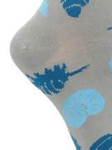 Calcetines grises con estampado de conchas marinas y cerebros en tonos de azul.