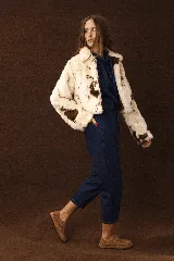 Zapato marrón de cuero con hebilla y detalle de trenzado en el borde.