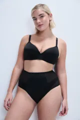 Bombacha vedetina alta color piel, con paneles de tul en los laterales.