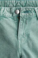 Short de jean color verde agua, de tiro medio, con cinco bolsillos y terminaciones desflecadas.