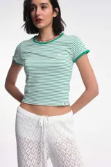 Remera corta de algodón a rayas horizontales blancas y rojas, con cuello y mangas con ribete al tono.