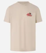 Remera de algodón color beige, de corte regular, con cuello redondo y mangas cortas. Estampa frontal con un gato y un dinosaurio estilo anime, y texto en caracteres orientales.