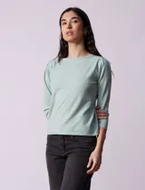 Buzo color verde agua, marca Vila Milano, con cuello redondo y mangas 3/4 con pinzas en los hombros.
