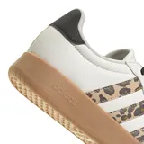 Championes Adidas Barreda color blanco con detalles en animal print y suela color caramelo.