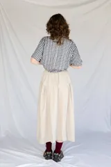 Falda midi color beige de microfibra con cintura elastizada y frunces laterales.