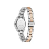 Reloj Guess para mujer, modelo GW0841L3, con caja plateada de acero inoxidable y bisel con cristales. La esfera es plateada con números romanos y agujas plateadas. El brazalete es de acero inoxidable combinado en plateado y dorado rosado.