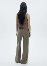 Pantalón de vestir marrón con estampado de cuadros, tiro medio, corte acampanado y estilo flare.