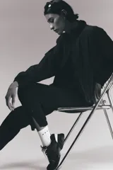 Pantalón de correr negro de tejido funcional DryMove™, corte estándar, cintura elástica con cordón, bolsillos laterales con cierre oculto, piernas levemente ajustadas con elástico revestido y cierre en los bajos. Stretch en cuatro direcciones.