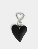 Llavero con dije de corazón negro y mosquetón plateado en forma de corazón.