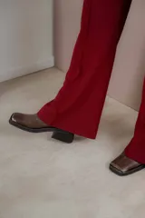 Botas Chelsea de cuero color marrón con elástico lateral negro, puntera metálica cuadrada y suela track.