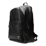 Mochila negra de cuero sintético con cierre superior y bolsillo frontal con cierre. Diseño grabado con el logo de la marca en el bolsillo frontal y logo metálico en la esquina inferior.