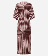 Vestido largo de viscosa con estampado geométrico en tonos bordó y blanco, escote en V y mangas cortas. Incluye un cinturón de cuerda para ajustar la cintura y una abertura frontal.