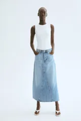 Pollera midi de denim celeste, de corte evasé, con tiro alto, cinco bolsillos y cierre frontal con botones.