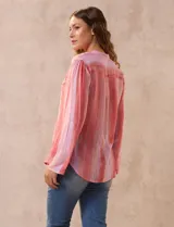 Blusa de gasa estampada con cuello a la base, escote en V y botones. Delantera con detalle plisado y mangas largas regulables con presilla y botón.