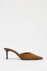Zapato tipo mule destalonado color marrón, de ante, con escote redondo, punta fina y tacón medio fino.