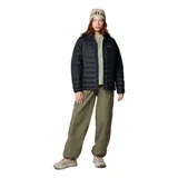 Campera puffer color borgoña con capucha, cierre frontal y bolsillos laterales con cierre. El forro termorreflectivo Omni-Heat™ retiene el calor mediante puntos plateados que reflejan el calor corporal. El aislamiento Thermarator™ 100 % poliéster reciclado te mantiene abrigado con fibras sintéticas livianas que retienen el calor incluso cuando están mojadas.