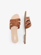 Sandalias bajas color marrón cuero, con tiras anchas cruzadas en el empeine.