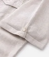 Camisa de hombre de manga corta confeccionada en una mezcla de lino y algodón, marca Marfinno. Presenta un calce confort, cuello clásico, cierre frontal con botones y un bolsillo de parche con solapa en el pecho. Las mangas cuentan con un detalle de dobladillo.