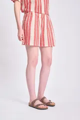 Short tejido al crochet color rojo y crudo, con cintura elástica.