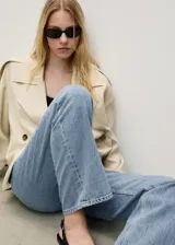 Pantalón de jean celeste de corte recto, tiro medio y cinco bolsillos.