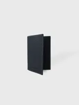 Tarjetero de cuero azul marino con costuras blancas. Hecho en Uruguay.