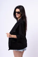 Blazer negro de corte clásico con solapas y mangas 3/4.