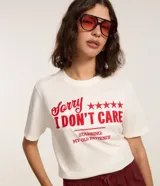 Remera blanca de algodón con estampado rojo que dice 'Sorry I Don't Care' con estrellas y la frase 'Starring: My Old Patience'.
