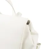 Mochila blanca de símil cuero acolchado, con acceso por solapa con botones imantados, herrajes plateados y correa regulable. Interior forrado en tela de algodón y poliéster con un bolsillo con cierre y dos abiertos.