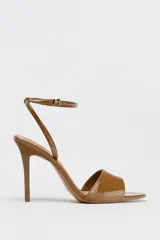 Sandalias color caramelo de charol con tira delantera, pulsera tobillera con hebilla y tacón fino alto.
