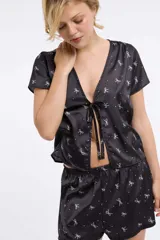 Top de pijama con estampado de leopardo, escote en V y nudo frontal.