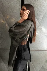 Pashmina larga color negro con textura brillante.