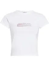 Remera blanca de corte slim con cuello redondo y estampado rectangular con el logo de Calvin Klein Jeans en el pecho.