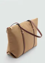 Bolso shopper negro con forro interior, tejido de nylon y tiras de color marrón en contraste. Tiene doble asa corta, asa de hombro, bolsillo exterior y cierre de cremallera.