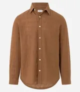 Camisa de hombre de manga larga, corte regular, color blanco, con cuello inglés y textura grid tejida en el plano.