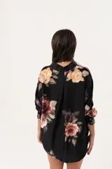 Camisa oversize negra con estampado floral, abotonada y con cuello camisero.