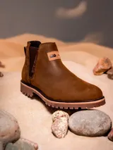 Botines Chelsea de cuero color marrón con elástico lateral, suela de goma y logo de Star Wars en el lateral.