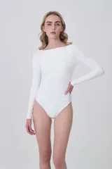 Body blanco de manga larga, corte ajustado al cuerpo, con escote bote.