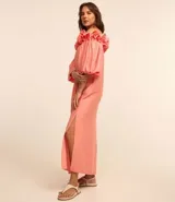Vestido midi de viscosa color salmón, con escote hombro a hombro con volados y mangas globo.