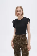 Remera negra de algodón con mangas cortas con volados.