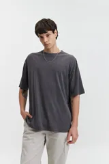 Remera de manga corta color marrón claro, de corte amplio y cuello redondo.
