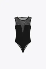 Body negro de cuello redondo y sin mangas, con parte superior de tul transparente y cierre inferior con broches a presión.