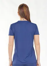 Camiseta deportiva azul con tejido transpirable de secado rápido y logo pequeño en el pecho.